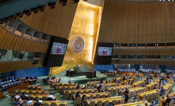 قاعة الجمعية العامة للأمم المتحدة أثناء أحد اجتماعات الأسبوع رفيع المستوى في الدورة الثمانين.